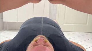 Госпожа писает ему в рот - порно видео