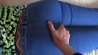 Одеваюсь перед пасынком горничной и позволяю ему ласкать меня и мастурбировать - порно видео