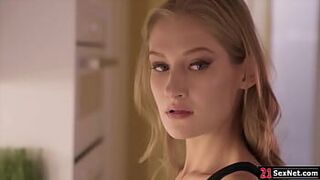 Миниатюрная подруга-блондинка глубоко заглатывает, затем трахается в задницу лучшей подругой - порно видео