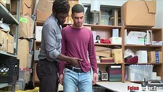 Черный полицейский добился своего со всеми осужденными - порно видео