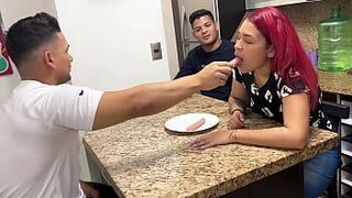 Жена-домохозяйка любит сосать колбасу, когда друг ее мужа берет ее в рот, она превращается в шлюху на глазах у мужа-рогоносца - порно видео