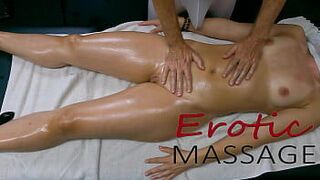 Молодая женщина из колледжа получает эротический массаж - порно видео