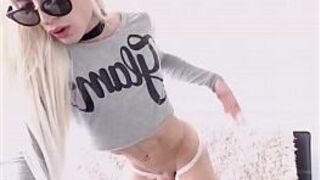 Худенькая блондинка-транс с большим членом - порно видео