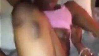 Гаитянка трахается в тройничке с черной сучкой - порно видео