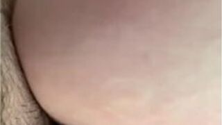 Скачу на нем, пока он играет в свою игру - порно видео