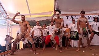 Танец почти обнаженного воина - порно видео