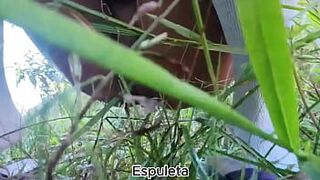 Слитая в сеть красотка писает посреди леса в лесах Бразилии - порно видео