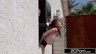 Чувак с большим хуем трахает горничных своей невесты - порно видео