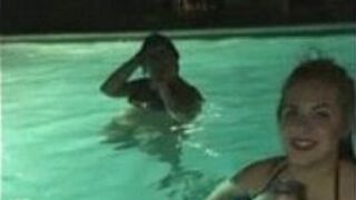 Ебать в бассейне - порно видео