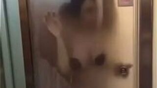 Фитнес-тренер Чэнду Тайку Ли и грудастые девушки заставили потрахаться в ванной - порно видео