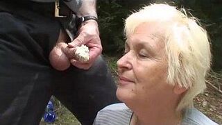 Старая пара приглашает молодых для секса - порно видео