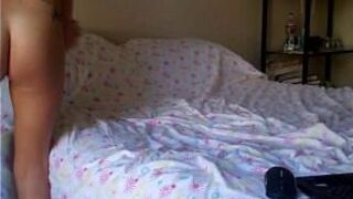 Шаловливая девушка перед вебкамерой трахает дилдо ее тугую киску - порно видео