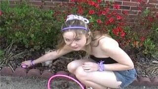 Вы можете заглянуть в мою юбку, пока я пускаю пузыри - порно видео