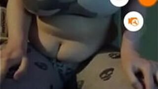 Девушка показывает свои большие длинные сиськи в перископе - порно видео