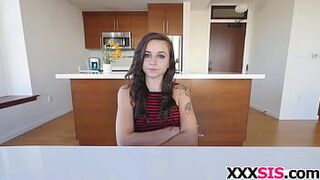 Огромный хуй для милой сводной сестры Харли Стоун - порно видео