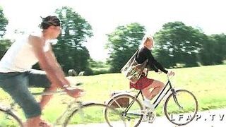 Молодую и симпатичную студентку с большими сиськами серьезно трахнули в анал и двойным проникновением - порно видео