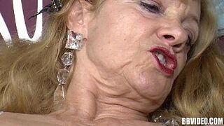 Шлюховатые немецкие милфы делят член - порно видео