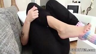 мачеха соблазняет своего сына потрахаться с минетом и раздеванием - порно видео