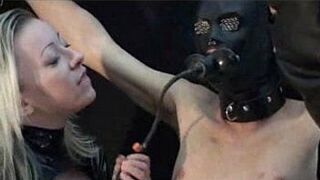 Госпожа доит мужчину - порно видео