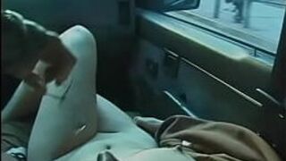 Рыжая цыпочка возбуждается, когда два старых чувака водят ее по городу и при этом вешают прищепки на ее соски - порно видео