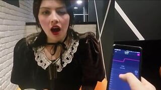 Симпатичной молодой девушке вибрируют ее киску в общественном месте - порно видео