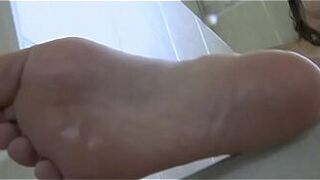 Женщина-домина давит любовника ногами и дает им отсосать - порно видео