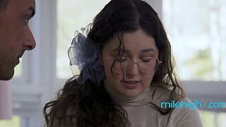 Он напоминает своей молодой милой девушке, почему она с ним - порно видео