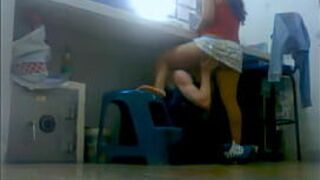 Трахаю во время обслуживания - порно видео
