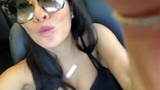 Азиатская девушка мастурбирует в машине - порно видео