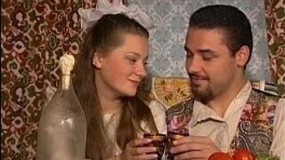 Русская брюнетка с большими сиськами - порно видео