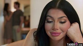 Студентка по культурному обмену Холли Дэй нуждается в порке за плохое поведение - порно видео