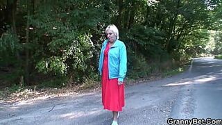 Он шпилит очень старую зрелую женщину сзади - порно видео