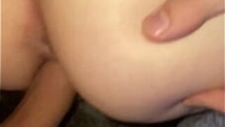 трахаются в постели, пока родители ходят вокруг - порно видео