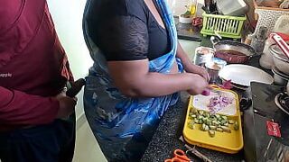 Светит и мастурбирует перед тамильской горничной Каникой - порно видео