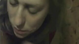 Итальянская домохозяйка-красотка наслаждается моментом в любительском видео - порно видео