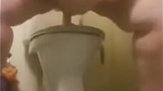 Жиробасина обожает иметь большой дилдо в ее мокрой киске - порно видео