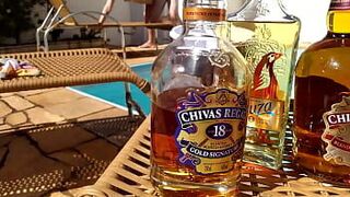 Пернокас и Джой Кардозо трахаются у бассейна на вечеринке, запивая большим количеством виски - порно видео