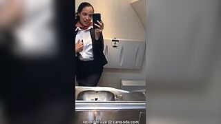 латинка стюардесса присоединяется к мастурбации клуб высотой мили в туалете и кончает - порно видео