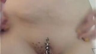 Тренирую мои внутренние и внешние гладкие розовые половые губы !!!!! Подвеска в любительском шоу !!!!! - порно видео