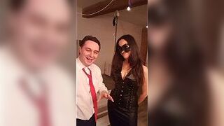 Принцесса Маркс сжимает и бьет Андреа Дипре по яйцам - порно видео