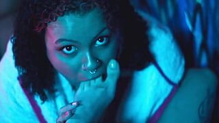 Соси мои ноги и ешь мою киску - порно видео