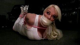 Белое платье для покачивания в бондаже - порно видео
