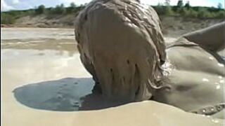 Застрять в грязи - порно видео