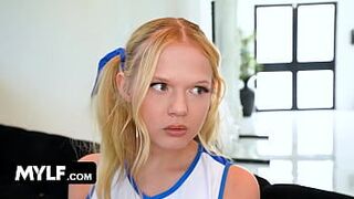 Маленькая чирлидерша Коко Лавлок тайно влюблена в своего тренера-милфу - порно видео