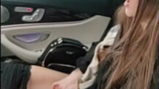 Я мастурбирую публично в машине - порно видео