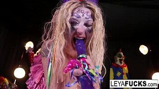Сумасшедший клоун Лея выносит агрессию на свою киску - порно видео