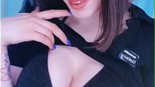 Сэм показывает ее сиськи - порно видео