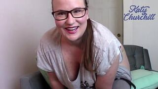 Красивая толстушка пукает - порно видео