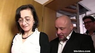 Худенькую немецкую бабушку жестко трахнули двойным проникновением - порно видео