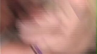 Две грязные шлюхи делят большой член и получают камшот на лицо - порно видео